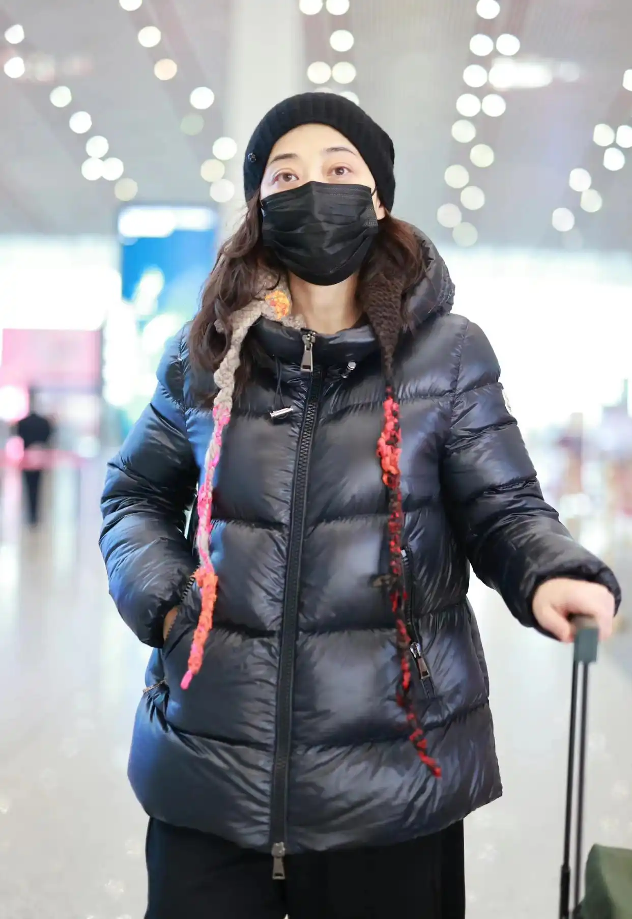 女明星的冬装_梅婷机场秀造型_梅婷冬季棉服搭配